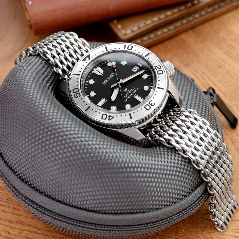 Dây Shark Mesh được đan từ các sợi kim loại dày, tạo nên độ bền vượt trội so với Milanese truyền thống