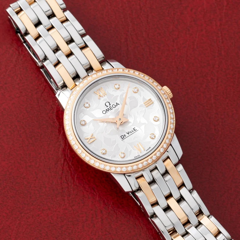 Vào những năm 1930 – 1940, các thương hiệu danh tiếng như Rolex, Omega hay Cartier đã bắt đầu ứng dụng kỹ thuật phối hợp hai chất liệu và màu sắc khác nhau trong thiết kế đồng hồ